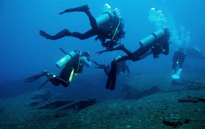 Do you have to be a strong swimmer to scuba dive